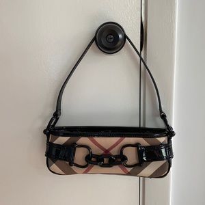 Burberry: Stirrup Shoulder Bag nova check pattern